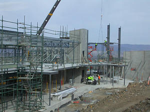 19 Aus 2005the first upright girders for the Integration Hall go up.