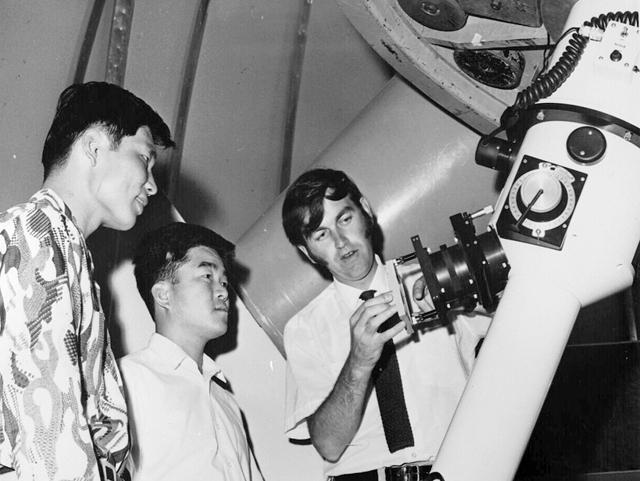 Mike Bessell introducing Korean students to the 30" spectrograph on the 50" telescope