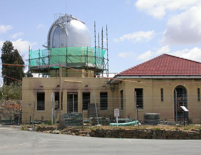 7 Nov 2006 - the Farnham dome is repainted