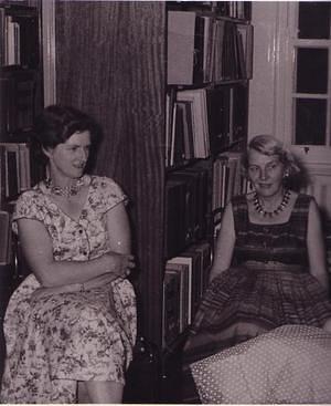 Rosalie Gascoigne (left) and Proscilla Bok elped catalogue studies of the Southern Skies in Mt. Stromlo's library